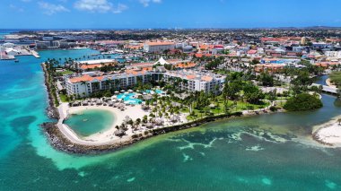 Hollanda 'nın Karayipler kenti Aruba' daki Oranjestad sahilindeki tatil köyünde. Karayip Şehri. Skyline şehir merkezinde. Hollanda Karayipler 'deki Oranjestad Aruba. Şehir manzarası dönüm noktası. Rönesans Binaları.