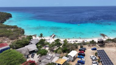 Hollanda 'daki Willemstad' da Porto Marie Plajı Curacao. Ada Sahili. Mavi Deniz Manzarası. Hollanda 'daki Willemstad Curacao. Turizm arka planı. Doğa Deniz Burnu.