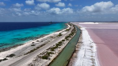 Bonaire Hollanda Antilleri 'ndeki Kralendijk' teki Tuz İskelesi. Ada Sahili. Mavi Deniz Manzarası. Bonaire Hollanda Antilleri 'nde Kralendijk. Turizm arka planı. Doğa Deniz Burnu.