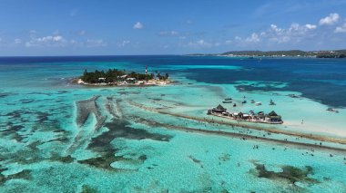 Karayip Adası Kolombiya 'daki San Andres' te Blue Bay Water. Plaj manzarası. Karayip Cenneti. San Andres Karayip Adası Kolombiya 'sında. Deniz Burnu Açık Hava. Doğa Turizmi.