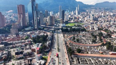 Kolombiya 'nın başkenti Bogota' da El Dorado Caddesi. Yüksek Binalar Peyzajı. Şehir manzarası arka planı. Bogota, Kolombiya Bölgesi 'nde. Şehir merkezinde. Şehir Açık Hava.