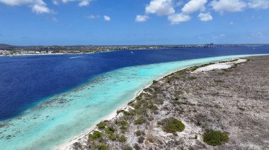 Bonaire Hollanda Antilleri 'ndeki Kralendijk' te küçük Bonaire. Plaj manzarası. Karayip Adası. Bonaire Hollanda Antilleri 'nde Kralendijk. Deniz Burnu Açık Hava. Doğa Turizmi.