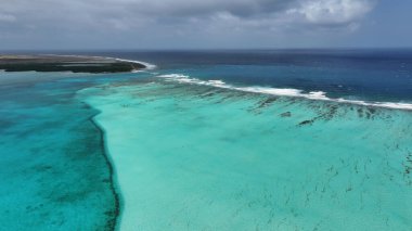 Hollanda 'nın Bonaire Antilleri' ndeki Kralendijk 'te Sorobon Plajı. Ada Sahili. Mavi Deniz Manzarası. Bonaire Hollanda Antilleri 'nde Kralendijk. Turizm arka planı. Doğa Deniz Burnu.