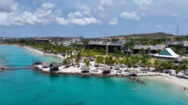 Hollanda 'daki Willemstad' daki Karayip Sahili Curacao. Plaj manzarası. Karayip Adası. Hollanda 'daki Willemstad Curacao. Deniz Burnu Açık Hava. Doğa Turizmi.