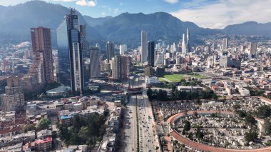 Cundinamarca Kolombiya 'daki Bogota Finans Merkezi. Şehir merkezindeki şehir manzarası. Finans Bölgesi Geçmişi. Bogota Cundinamarca Kolombiya 'da. High Rise Binaları. İş Trafiği.
