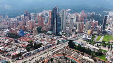 Kolombiya 'nın başkenti Bogota' daki finans merkezi. Yüksek Binalar Peyzajı. Şehir manzarası arka planı. Bogota, Kolombiya Bölgesi 'nde. Şehir merkezinde. Şehir Açık Hava.