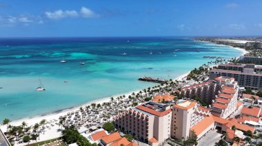 Hollanda Karayipler 'deki Oranjestad' daki Palm Beach Aruba. Karayip Sahili. Mavi Deniz Arkaplanı. Hollanda Karayipler 'deki Oranjestad Aruba. Turizm arazisi. Doğa Deniz Burnu.