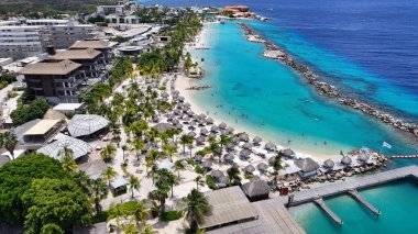Hollanda 'daki Willemstad' da tatil köyü. Idyllic Plajı. Doğa manzarası. Hollanda 'daki Willemstad Curacao. Turizm arka planı. Ada Deniz Burnu.
