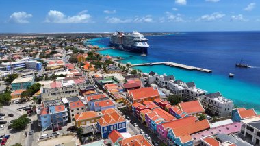 Bonaire Skyline, Bonaire Hollanda Antilleri 'ndeki Kralendijk' te. Karayip Adası. Skyline şehir merkezinde. Bonaire Hollanda Antilleri 'nde Kralendijk. Bonaire Limanı 'nın simgesi. Renkli Binalar.