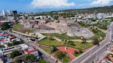 Bolivar Kolombiya 'daki Cartagena' daki San Felipe Kalesi. Ortaçağ Binası. Cartagena Sahnesi Duvarları. Cartagena, Bolivar Kolombiya 'da. Renkli Skyline. Tarihi Şehir.