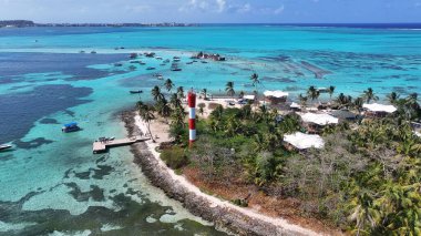 Karayip Adası Kolombiya 'daki San Andres Akvaryumu. Kolombiya Karayip Sahili. Mavi Deniz Arkaplanı. San Andres Karayip Adası Kolombiya 'sında. Turizm arazisi. Doğa Deniz Burnu.