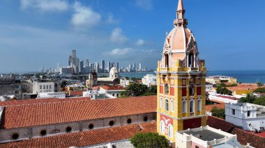 Bolivar Kolombiya 'daki Cartagena Das Indias Ortaçağ Kilisesi. Karayip Kilisesi. Şehir merkezinde. Cartagena Das Indias, Bolivar Kolombiya 'da. Din manzarası. Şehir Manzarası.