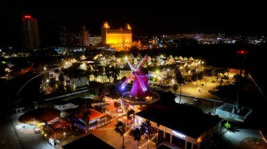 Hollanda Karayipler 'deki Oranjestad' da Aydınlanmış Tatil Köyü. City Night Scape 'de. Şehir merkezinde gece. Hollanda Karayipler 'deki Oranjestad Aruba. Lüks Otel Landmark. Binalar Skyline.