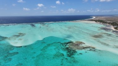 Hollanda 'nın Bonaire Antilleri' ndeki Kralendijk 'te Sorobon Plajı. Ada Sahili. Mavi Deniz Manzarası. Bonaire Hollanda Antilleri 'nde Kralendijk. Turizm arka planı. Doğa Deniz Burnu.