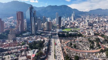 Cundinamarca Kolombiya 'daki Bogota DC' de. Şehir merkezindeki şehir manzarası. Finans Bölgesi Geçmişi. Bogota Cundinamarca Kolombiya 'da. High Rise Binaları. İş Trafiği.