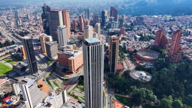 Cundinamarca Kolombiya 'daki Bogota' da Bogota Skyline. Şehir merkezindeki şehir manzarası. Finans Bölgesi Geçmişi. Bogota Cundinamarca Kolombiya 'da. High Rise Binaları. İş Trafiği.