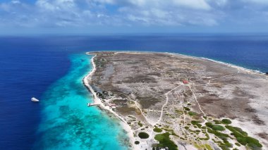 Klein Curacao Hollanda 'daki Willemstad' da. Ada Sahili. Mavi Deniz Manzarası. Hollanda 'daki Willemstad Curacao. Turizm arka planı. Doğa Deniz Burnu.