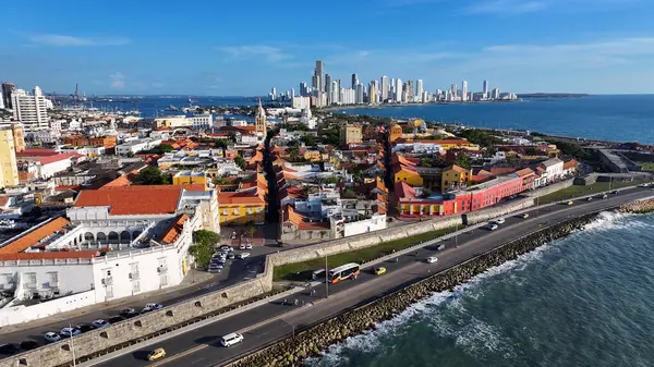 Cartagena Skyline, Bolivar Kolombiya 'daki Cartagena' da. Ortaçağ Binası. Cartagena Sahnesi Duvarları. Cartagena, Bolivar Kolombiya 'da. Renkli Skyline. Tarihi Şehir.
