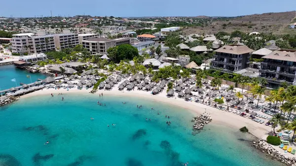 Hollanda 'daki Willemstad' da tatil köyü. Plaj manzarası. Karayip Adası. Hollanda 'daki Willemstad Curacao. Deniz Burnu Açık Hava. Doğa Turizmi.