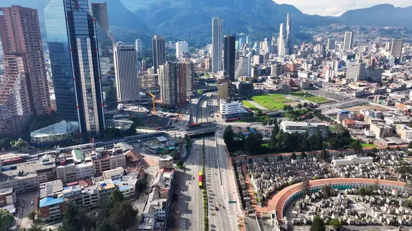 Cundinamarca Kolombiya 'daki Bogota' da Bogota Skyline. Şehir merkezindeki şehir manzarası. Finans Bölgesi Geçmişi. Bogota Cundinamarca Kolombiya 'da. High Rise Binaları. İş Trafiği.