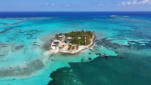 Acuario San Andres Karayip Adası Kolombiya 'da. Kolombiya Karayip Sahili. Mavi Deniz Arkaplanı. San Andres Karayip Adası Kolombiya 'sında. Turizm arazisi. Doğa Deniz Burnu.