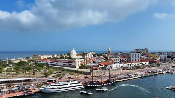 Bolivar Kolombiya 'daki Cartagena Das Indias Ortaçağ Şehri. Karayip Deniz Pelerini. Şehir merkezinde. Cartagena Das Indias, Bolivar Kolombiya 'da. Highrise Binaları Peyzajı. Şehir Manzarası.