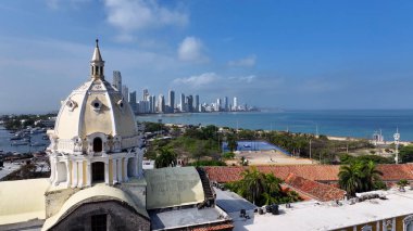 Bolivar Kolombiya 'daki Cartagena De India' daki tarihi kilise. Karayip Kilisesi. Şehir merkezinde. Cartagena De India, Bolivar Kolombiya 'da. Din manzarası. Şehir Manzarası.