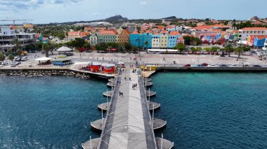 Willemstad Curacao 'daki Punda' da ünlü podyum yürüyüşü. Karayip Adası. Skyline şehir merkezinde. Punda, Willemstad Curacao 'da. Yüzen Köprü Simgesi. Renkli Binalar.