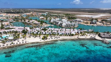 Bonaire Hollanda Antilleri 'ndeki Kralendijk' teki Karayip Evleri. Karayip Adası. Skyline şehir merkezinde. Bonaire Hollanda Antilleri 'nde Kralendijk. Karayipler Sahilinin simgesi. Renkli Binalar.
