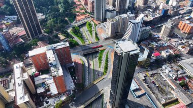 Kolombiya 'nın başkenti Bogota' da otoyol. Yüksek Binalar Peyzajı. Şehir manzarası arka planı. Bogota, Kolombiya Bölgesi 'nde. Şehir merkezinde. Şehir Açık Hava.
