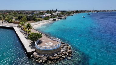 Bonaire Hollanda Antilleri 'ndeki Karayip İskelesi. Plaj manzarası. Karayip Adası. Bonaire Hollanda Antilleri 'nde Kralendijk. Deniz Burnu Açık Hava. Doğa Turizmi.
