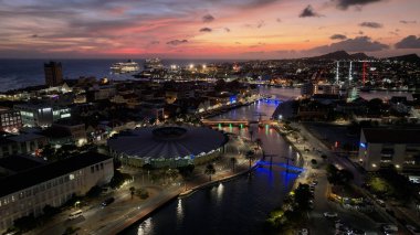 Curacao Skyline, Willemstad Curacao 'daki Otrobanda' da. Günbatımı Şehir Manzarası. Sunset Sky Downtown 'da. Otrobanda, Willemstad Curacao 'da. Yüzen Köprü Simgesi. Binalar Skyline.