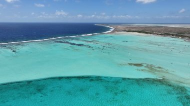 Bonaire Hollanda 'daki Kralendijk Karayip Sahili Antilleri. Plaj manzarası. Karayip Adası. Bonaire Hollanda Antilleri 'nde Kralendijk. Deniz Burnu Açık Hava. Doğa Turizmi.