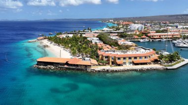 Bonaire Hollanda Antilleri 'ndeki Kralendijk sahilindeki tatil köyünde. Ada Sahili. Mavi Deniz Manzarası. Bonaire Hollanda Antilleri 'nde Kralendijk. Turizm arka planı. Doğa Deniz Burnu.