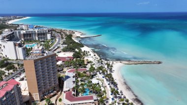 Oranjestad Aruba 'daki Noord' da Palm Beach. Plaj manzarası. Karayip Cenneti. Oranjestad Aruba 'daki Noord. Deniz Burnu Açık Hava. Doğa Turizmi.