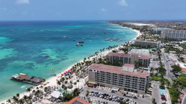 Oranjestad Aruba 'daki Palm Beach' teki High Rise Otelleri. Plaj manzarası. Karayip Cenneti. Oranjestad Aruba 'daki Palm Beach. Deniz Burnu Açık Hava. Doğa Turizmi.