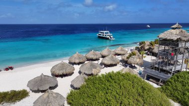 Klein Curacao Hollanda 'daki Willemstad' da. Ada Sahili. Mavi Deniz Manzarası. Hollanda 'daki Willemstad Curacao. Turizm arka planı. Doğa Deniz Burnu.