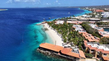 Bonaire Hollanda Antilleri 'ndeki Kralendijk' te Karayip Skyline 'ı. Ada Sahili. Mavi Deniz Manzarası. Bonaire Hollanda Antilleri 'nde Kralendijk. Turizm arka planı. Doğa Deniz Burnu.