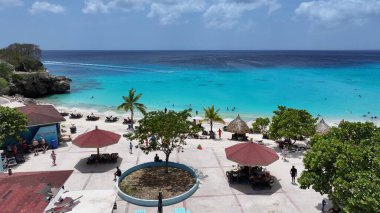Hollanda, Willemstad 'daki Kenepa Grandi Plajı Curacao. Ada Sahili. Mavi Deniz Manzarası. Hollanda 'daki Willemstad Curacao. Turizm arka planı. Doğa Deniz Burnu.