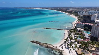 Hollanda Karayipler 'deki Oranjestad' daki Palm Beach Aruba. Karayip Sahili. Mavi Deniz Arkaplanı. Hollanda Karayipler 'deki Oranjestad Aruba. Turizm arazisi. Doğa Deniz Burnu.