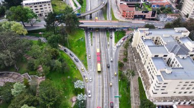 Kolombiya 'nın başkenti Bogota' da çevre yolu. Yüksek Binalar Peyzajı. Şehir manzarası arka planı. Bogota, Kolombiya Bölgesi 'nde. Şehir merkezinde. Şehir Açık Hava.
