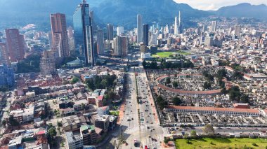 Cundinamarca Kolombiya 'daki Bogota' da Bogota Skyline. Şehir merkezindeki şehir manzarası. Finans Bölgesi Geçmişi. Bogota Cundinamarca Kolombiya 'da. High Rise Binaları. İş Trafiği.