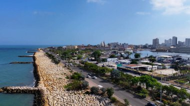 Bolivar Kolombiya 'daki Cartagena De India sahil yolunda. Karayip şehri manzarası. Şehir merkezi arka planı. Cartagena De India, Bolivar Kolombiya 'da. Turizm arazisi. Duvarlı Şehir Simgesi.