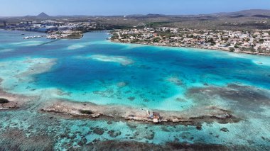 Hollanda 'nın Karayipler kenti Aruba' daki Oranjestad 'da Karayip Skyline' ı. Plaj manzarası. Karayip Cenneti. Hollanda Karayipler 'deki Oranjestad Aruba. Deniz Burnu Açık Hava. Doğa Turizmi.