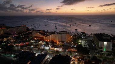 Hollanda Karayip Bölgesi Aruba 'daki Oranjestad' da Sunset Skyline. Şehir manzarası Skyline. Şehir merkezinde gün batımı. Hollanda Karayipler 'deki Oranjestad Aruba. Lüks Otel Landmark. Parlak Binalar.