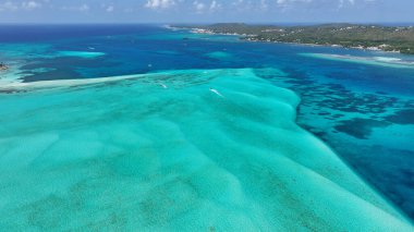 Karayip Adaları Kolombiya 'daki San Andres' te Karayip Skyline 'ı. Plaj manzarası. Karayip Cenneti. San Andres Karayip Adası Kolombiya 'sında. Deniz Burnu Açık Hava. Doğa Turizmi.