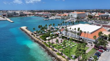 Hollanda Karayipler 'deki Oranjestad' da Aruba Skyline. Karayip Şehri. Skyline şehir merkezinde. Hollanda Karayipler 'deki Oranjestad Aruba. Şehir manzarası dönüm noktası. Renkli Binalar.