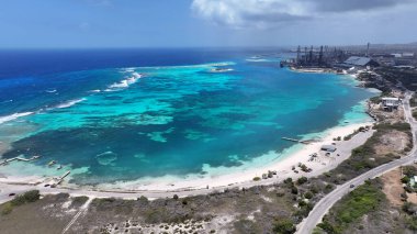 Hollanda Karayipler 'deki Oranjestad' da Rodgers Plajı. Karayip Sahili. Mavi Deniz Arkaplanı. Hollanda Karayipler 'deki Oranjestad Aruba. Turizm arazisi. Doğa Deniz Burnu.