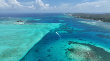 San Andres Providencia 'daki Sualtı Kumulu Santa Catalina Kolombiya. Kolombiya Karayip Sahili. Mavi Deniz Arkaplanı. San Andres Providencia 'da, Santa Catalina Kolombiya' da. Turizm Arazisi.