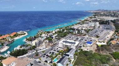 Curacao Skyline, Hollanda, Willemstad Curacao 'da. Idyllic Plajı. Doğa manzarası. Hollanda 'daki Willemstad Curacao. Turizm arka planı. Ada Deniz Burnu.